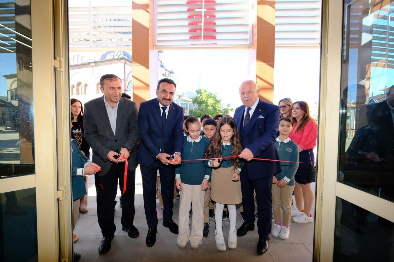 BU YIL 4’ÜNCÜSÜ DÜZENLENEN AKDAĞMADENİ KİTAP GÜNLERİ, BELEDİYE KONFERANS SALONU’NDA KİTAPSEVERLERİ...