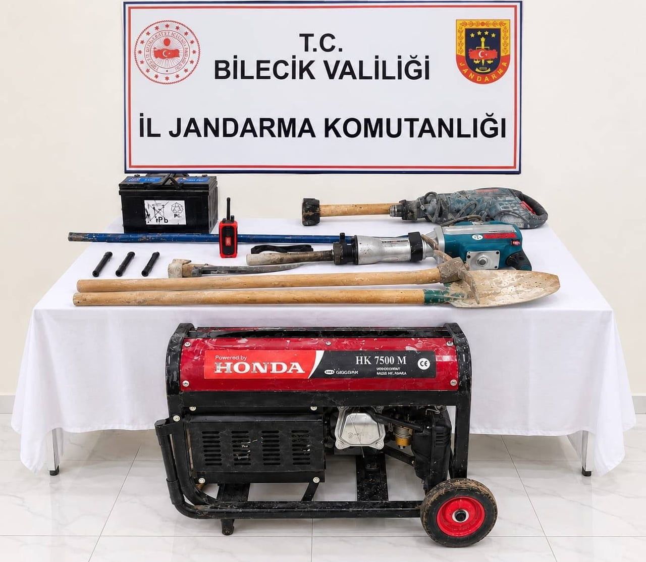 BİLECİK’TE DEFİNE ARAYAN 12 KİŞİ SUÇÜSTÜ YAKALANDI