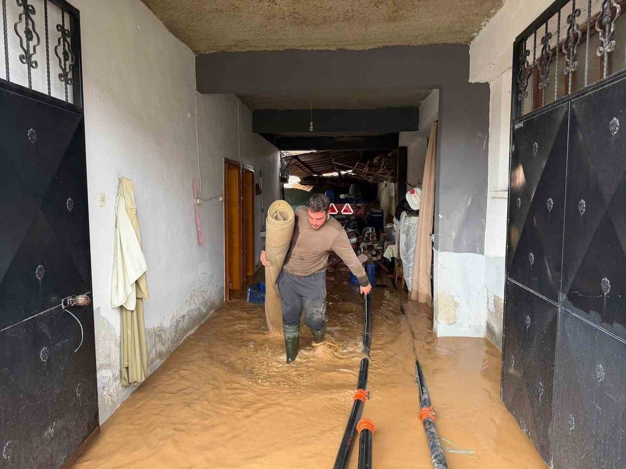 BURSA'NIN İZNİK İLÇESİNDE ŞİDDETLİ YAĞIŞIN ARDINDAN TAŞAN KARA DERE, ÇAKIRCA MAHALLESİ'Nİ SULAR...