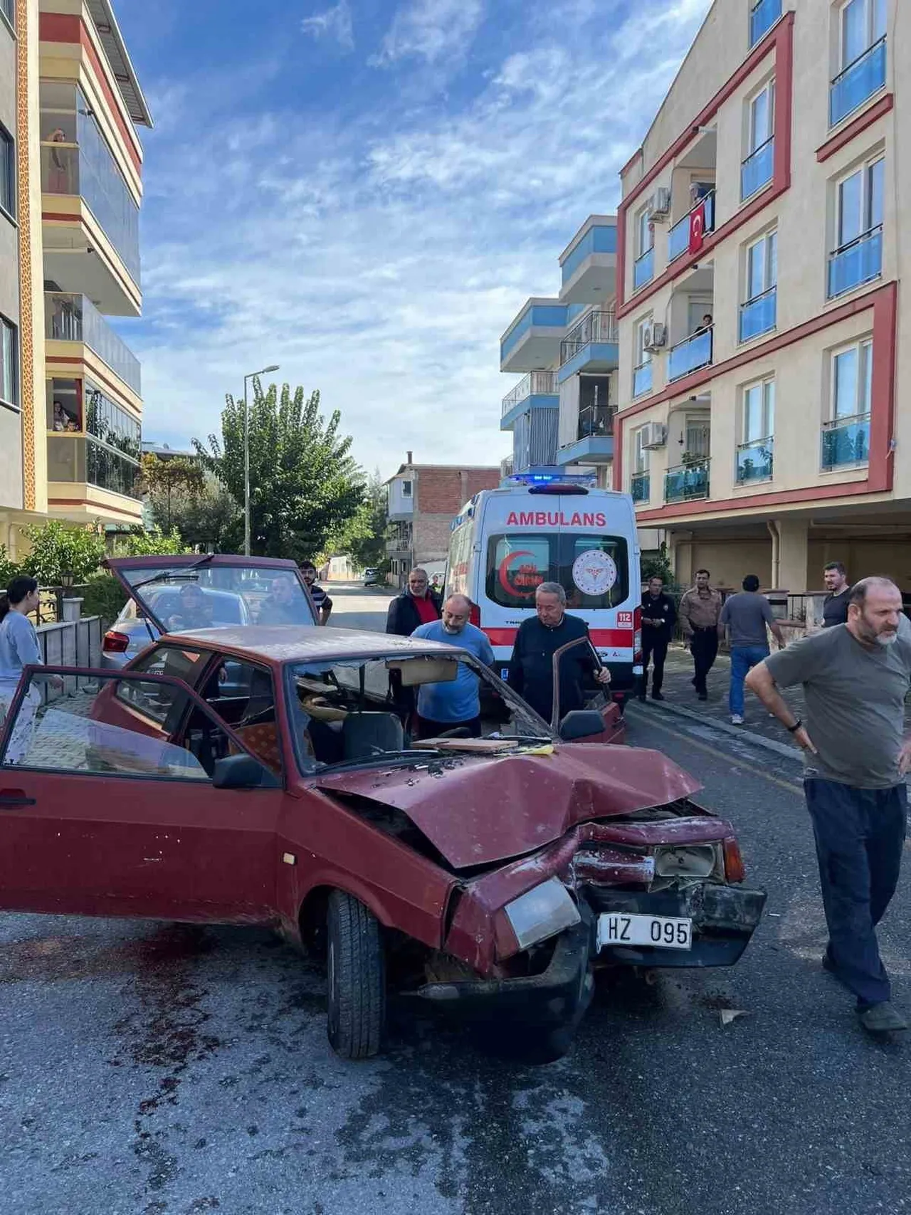 AYDIN’IN EFELER İLÇESİNDE KONTROLDEN ÇIKAN OTOMOBİLİN AYDINLATMA DİREĞİNE ÇARPMASI SONUCU MEYDANA...