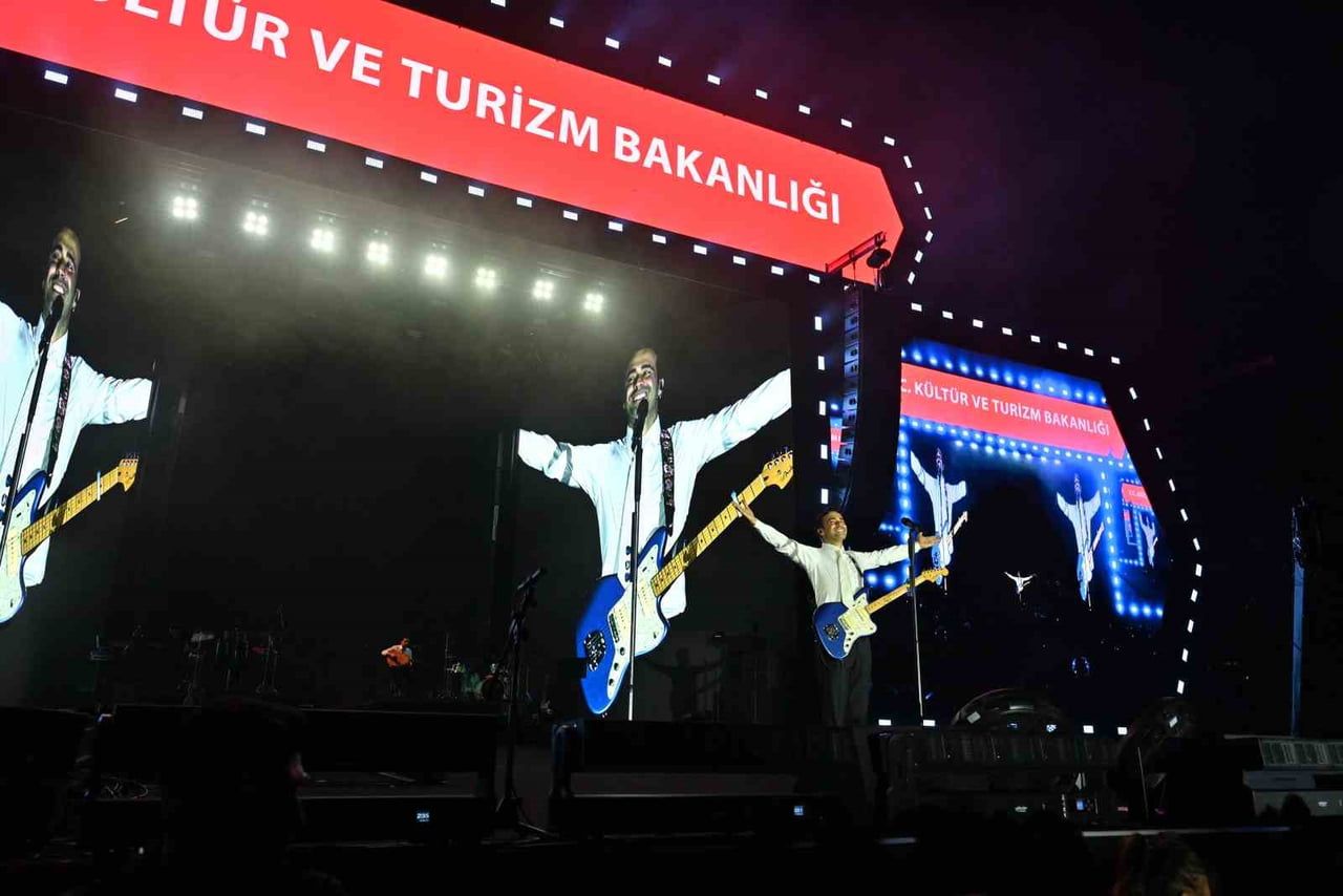ORDU KÜLTÜR YOLU FESTİVALİ'NİN İLK KONSER AKŞAMINDA SAHNE ALAN MERT DEMİR, SEVİLEN ŞARKILARINI...