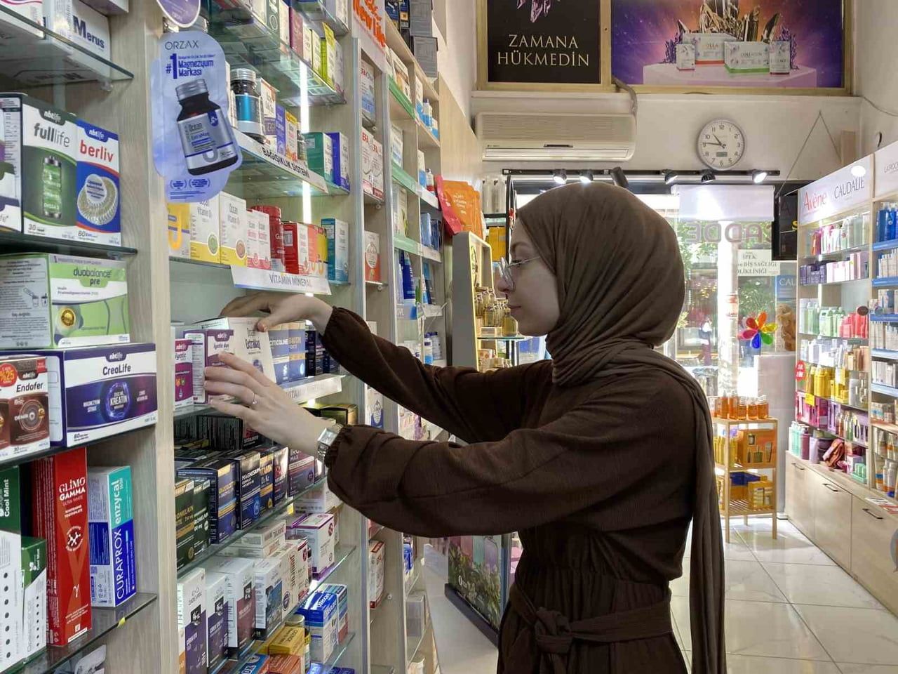 ESKİŞEHİR'DE ECZANE ÇALIŞANI AYŞE CEREN ÇETİNOVA, İLAÇLARIN SAKLAMA ŞARTLARINA DİKKAT EDİLMESİ...