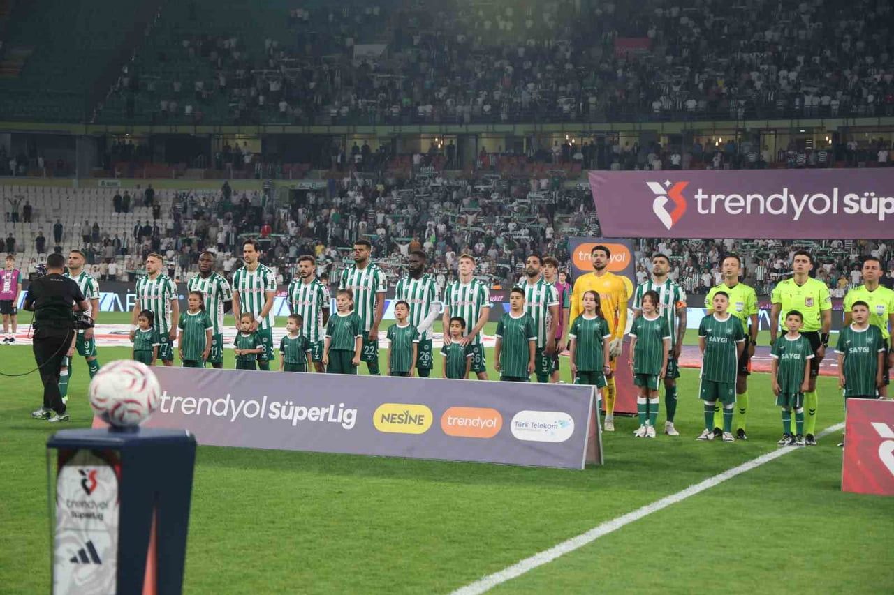 TRENDYOL SÜPER LİG’DE KONYASPOR, TRABZONSPOR’U 1-0 MAĞLUP EDEREK 7 MAÇIN ARDINDAN KAZANDI.