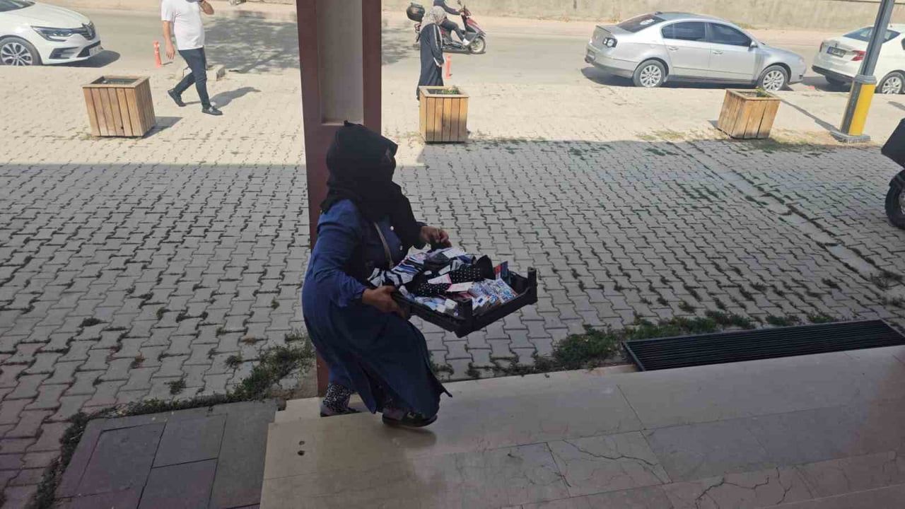 ELAZIĞ’DA CUMA NAMAZI SONRASINDA ZABITA EKİPLERİ, DİLENCİLERE YÖNELİK OPERASYON YAPARKEN BİR...