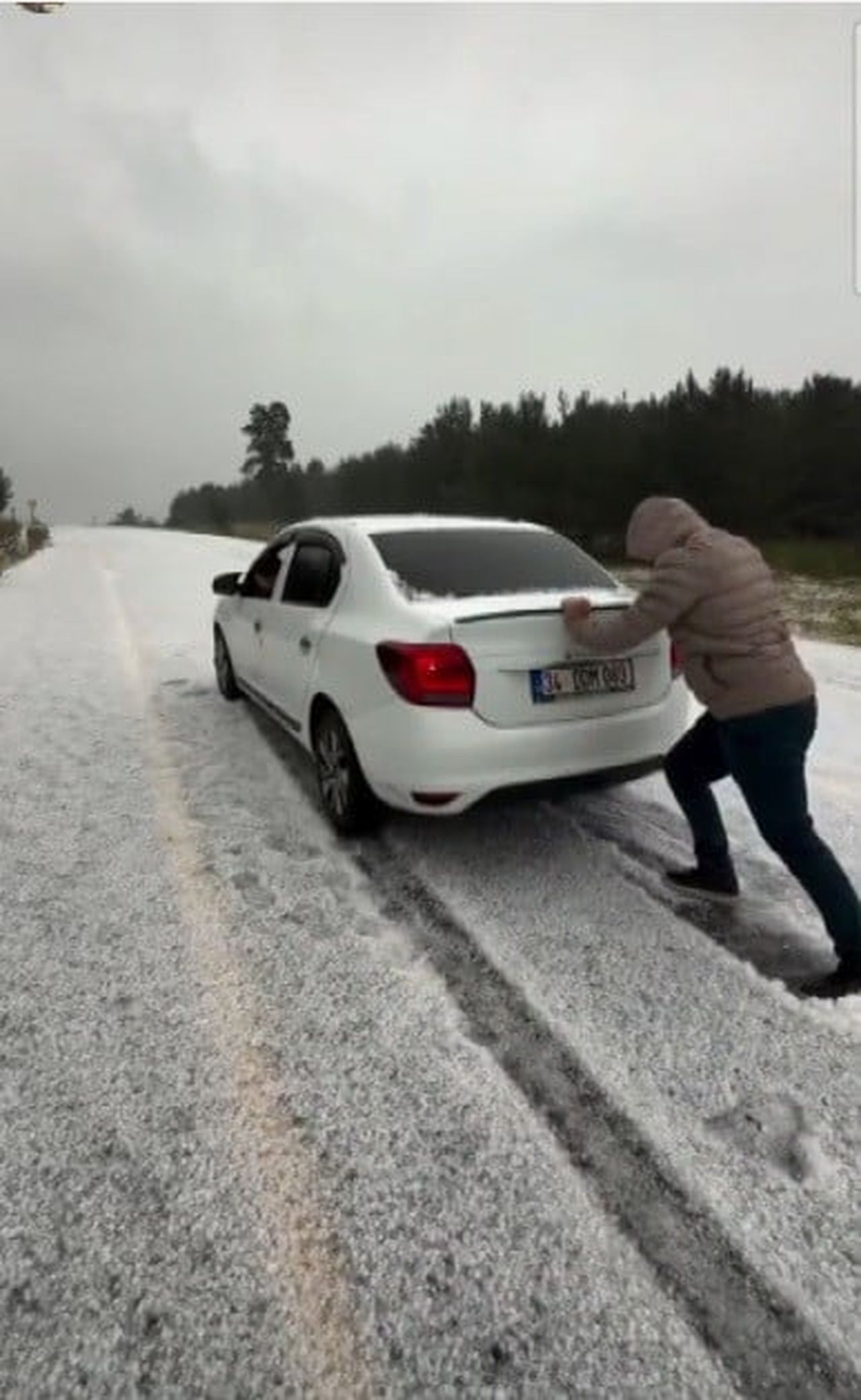 KARS’TA AĞUSTOS AYINDA KIŞ SÜRPRİZİ! SARIKAMIŞ BEYAZA BÜRÜNDÜ, ARAÇLAR YOLLARDA MAHSUR KALDI. O...