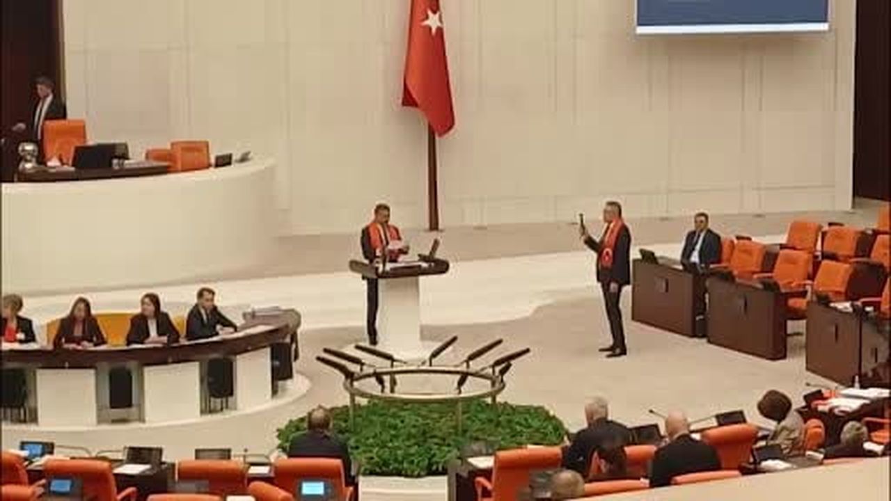 İYİ Partili Türkoğlu'ndan kürsü işgali