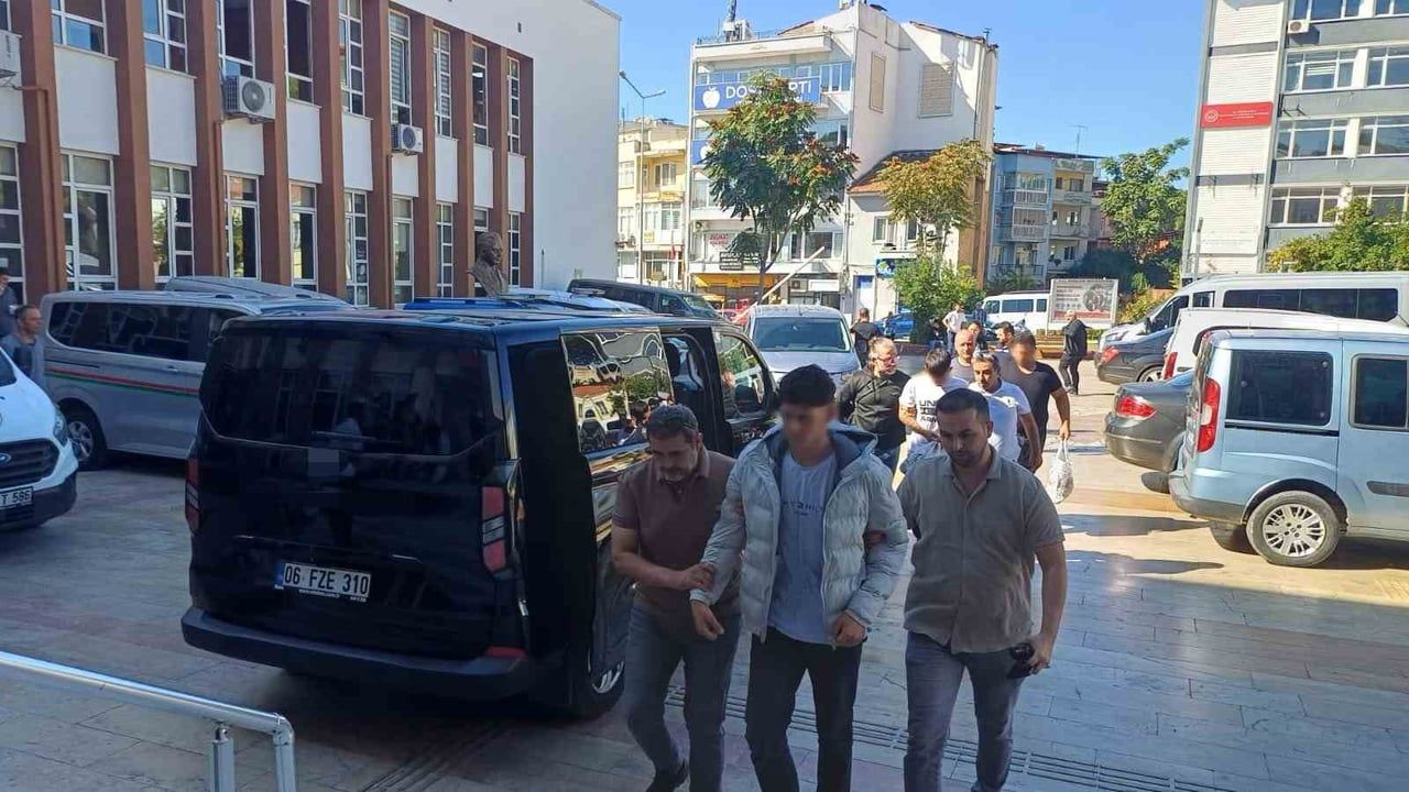AYDIN’IN EFELER İLÇESİNDE LİSENİN ÇEVRESİNDE POMPALI TÜFEKLE DOLAŞTIKLARI İDDİA EDİLEN İKİ ŞÜPHELİ...