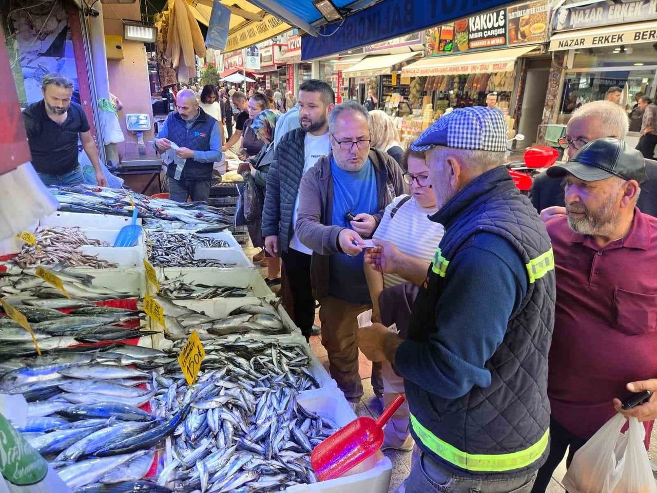 SAMSUN’DA KİLOLUK PALAMUTLARIN ADEDİ 90 TL’DEN SATILIYOR. VATANDAŞLAR UCUZ BALIK ALMAK İÇİN...