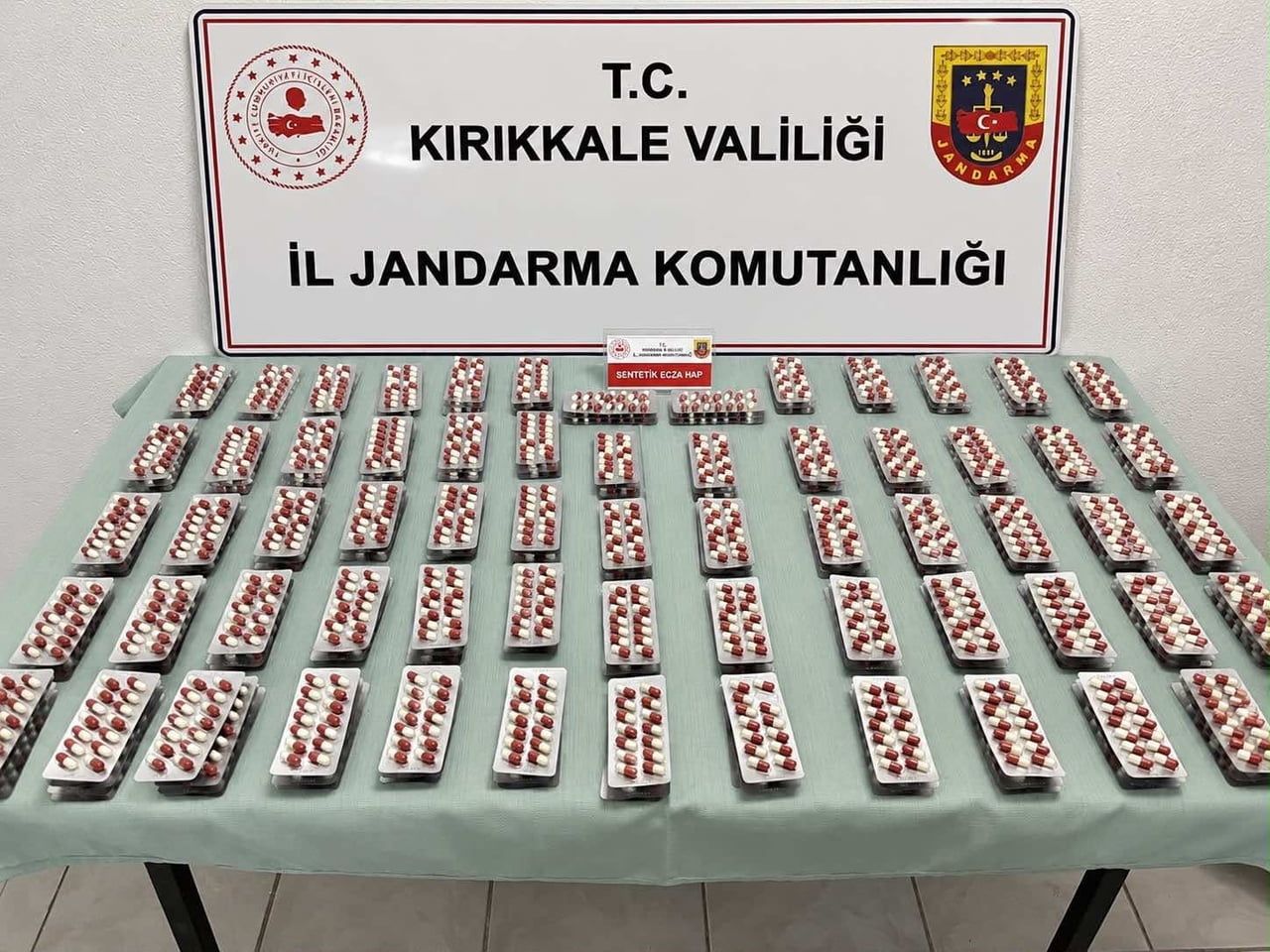 EVDE YAPILAN ARAMADA 2 BİN 926 SENTETİK ECZA HAP ELE GEÇİRİLDİ