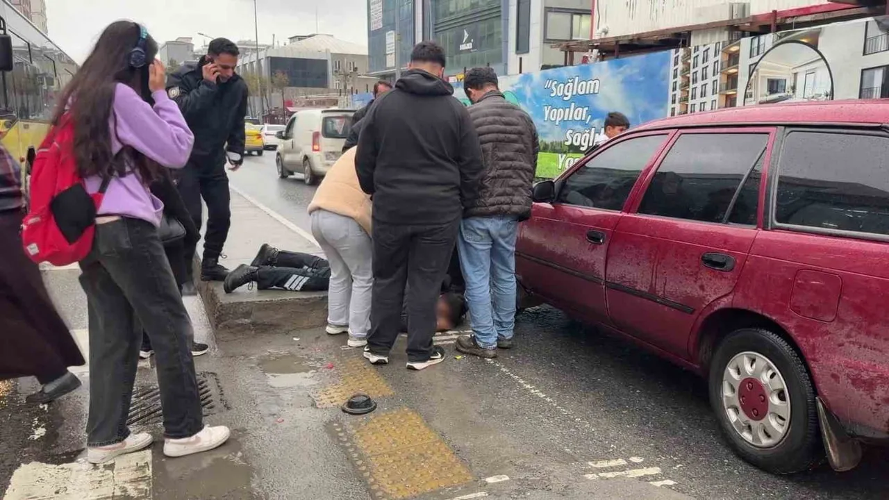 SULTANGAZİ İLÇESİNDE İETT OTOBÜSÜNDEN İNDİKTEN SONRA YAYA GEÇİDİNDEN YOLUN KARŞISINA GEÇMEK...