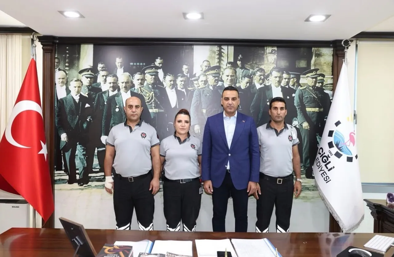 ÇİĞLİ BELEDİYE BAŞKANI ONUR EMRAH YILDIZ, PARK HALİNDEKİ BOŞ MAKAM ARACINA GERÇEKLEŞTİRİLEN...