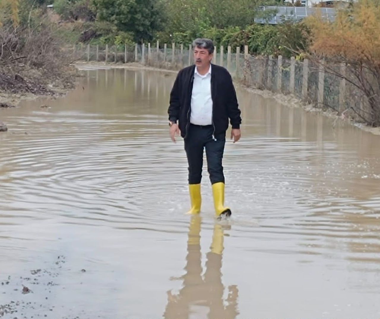 SEL FELAKETİNİN ARDINDAN HASAR GÖREN MAHALLELERDE İNCELEMELERİNİ SÜRDÜREN YURTBAŞI BELEDİYE...