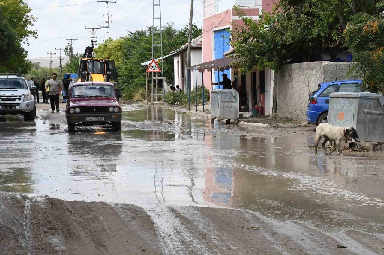 YOZGAT’IN ŞEFAATLİ İLÇESİNE BAĞLI KUZAYCA KÖYÜNDE DÜN AKŞAM SAATLERİNDE ETKİLİ OLAN SAĞANAK YAĞIŞ...