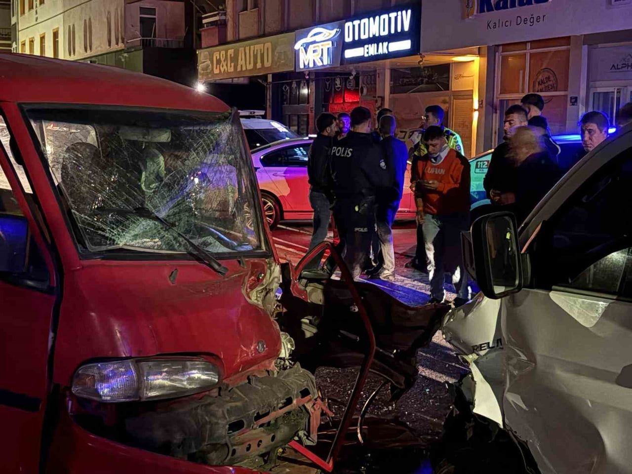 KAYSERİ’NİN MELİKGAZİ İLÇESİNDE PİKAP İLE KAMYONETİN KAFA KAFAYA ÇARPIŞTIĞI KAZADA KAMYONET...