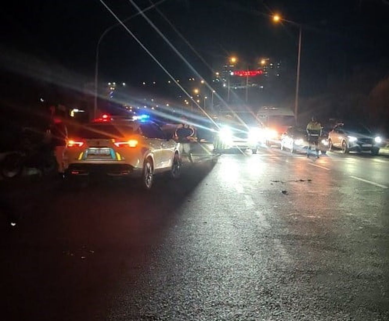 AYDIN’IN KUŞADASI İLÇESİNDE DÜN GECE MEYDANA GELEN TRAFİK KAZASINDA BİR KİŞİ HAYATINI...