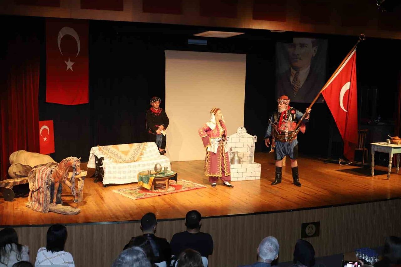NAZİLLİ BELEDİYESİ NAZ TİYATRO TOPLULUĞU TARAFINDAN SAHNELENEN "ABİDE-İ AŞK" ADLI TİYATRO OYUNU...