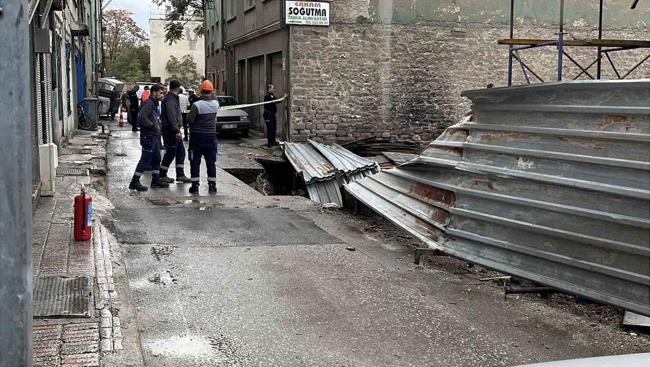 KONYA’DA YAPIMI DEVAM EDEN İNŞAAT YANINA AÇILAN ZEMİN KENARINDA BULUNAN DOĞALGAZ VE SU HATTI...