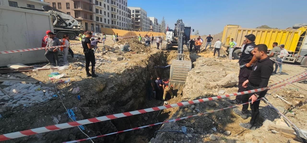 HATAY'DA ALT YAPI ÇALIŞMALARI ESNASINDA YAŞANAN TOPRAK KAYMASINDA GÖÇÜK ALTINDA KALAN 2 İŞÇİ...
