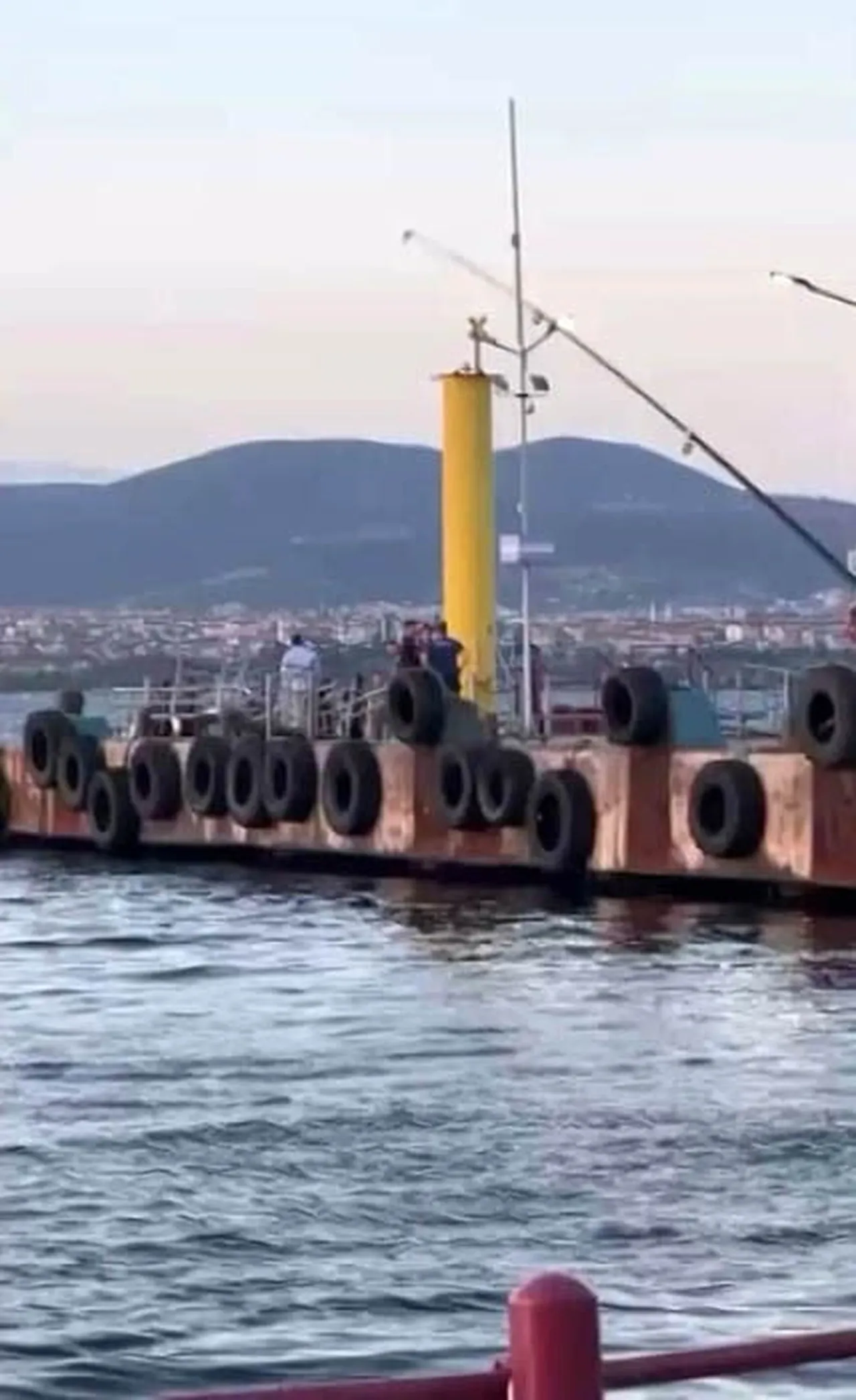 GÖLCÜK İLÇESİNDE DENİZDE ERKEK CESEDİ BULUNDU.