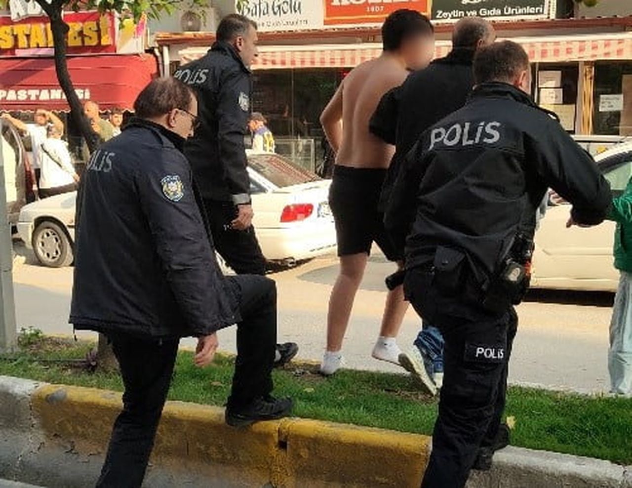 POLİS EKİPLERİNİN HAVAYA ATEŞ EDEREK DURDURMAYA ÇALIŞTIĞI ŞAHIS, GİRDİĞİ GİYİM MAĞAZASINDA BİBER...