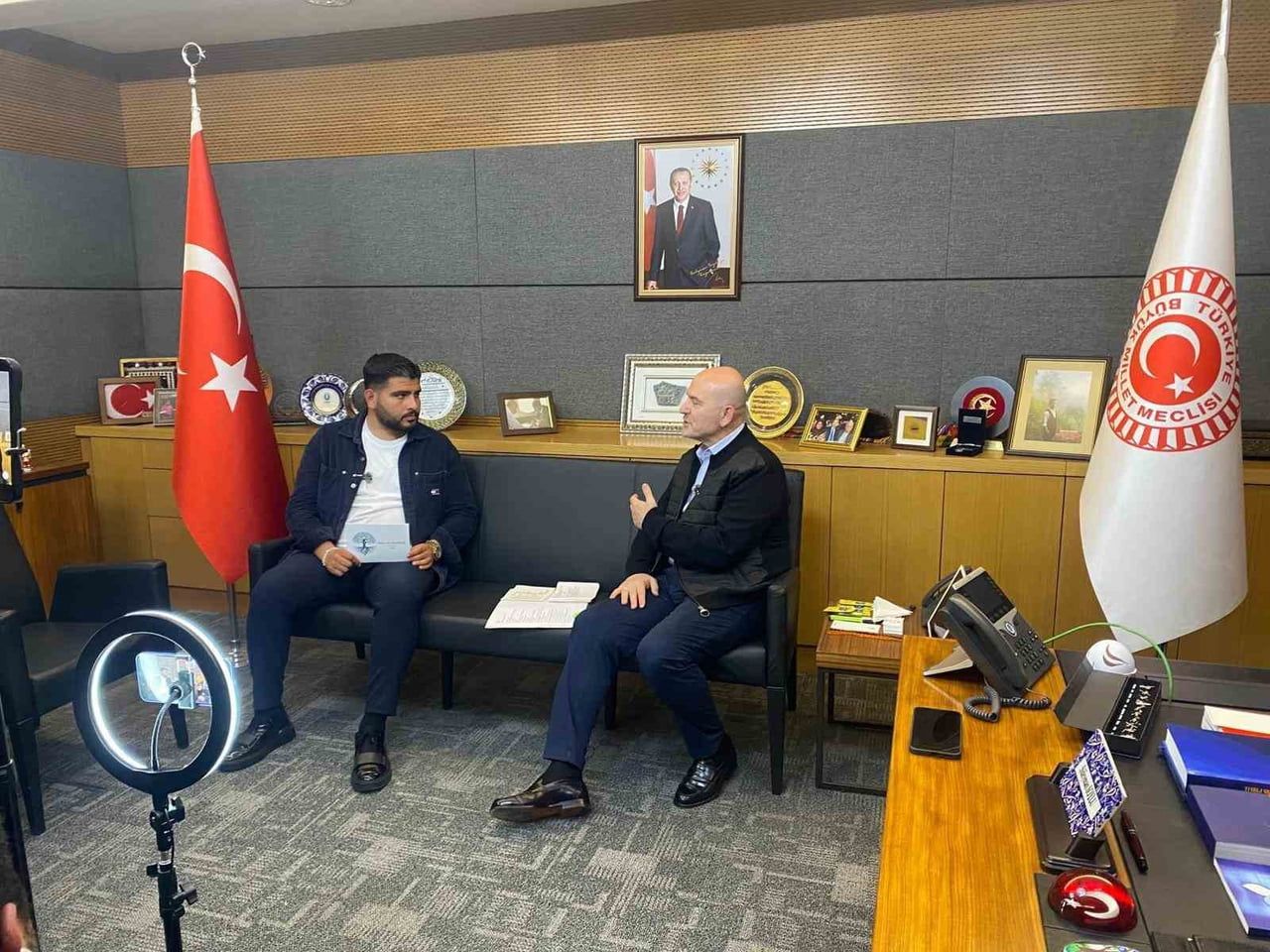 ESKİ İÇİŞLERİ BAKANI SÜLEYMAN SOYLU(SAĞDAKİ), PROGRAM SUNUCUSU MEHMET FATİH GÜLEÇ'İN (SOLDAKİ)...
