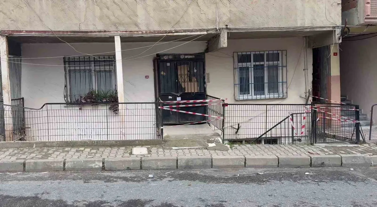 KÜÇÜKÇEKMECE’DE TAHLİYE EDİLEN BİNA MÜHÜRLENDİ