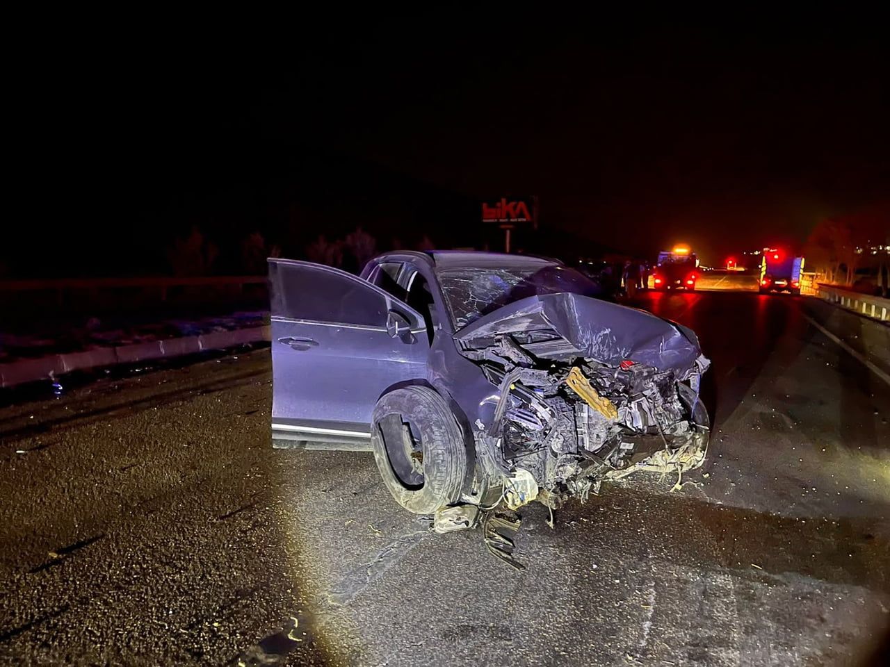 MANİSA'NIN KULA İLÇESİNDE D-300 KARAYOLU'NDA KONTROLDEN ÇIKARAK REFÜJÜ AŞAN OTOMOBİL KARŞI ŞERİDE...