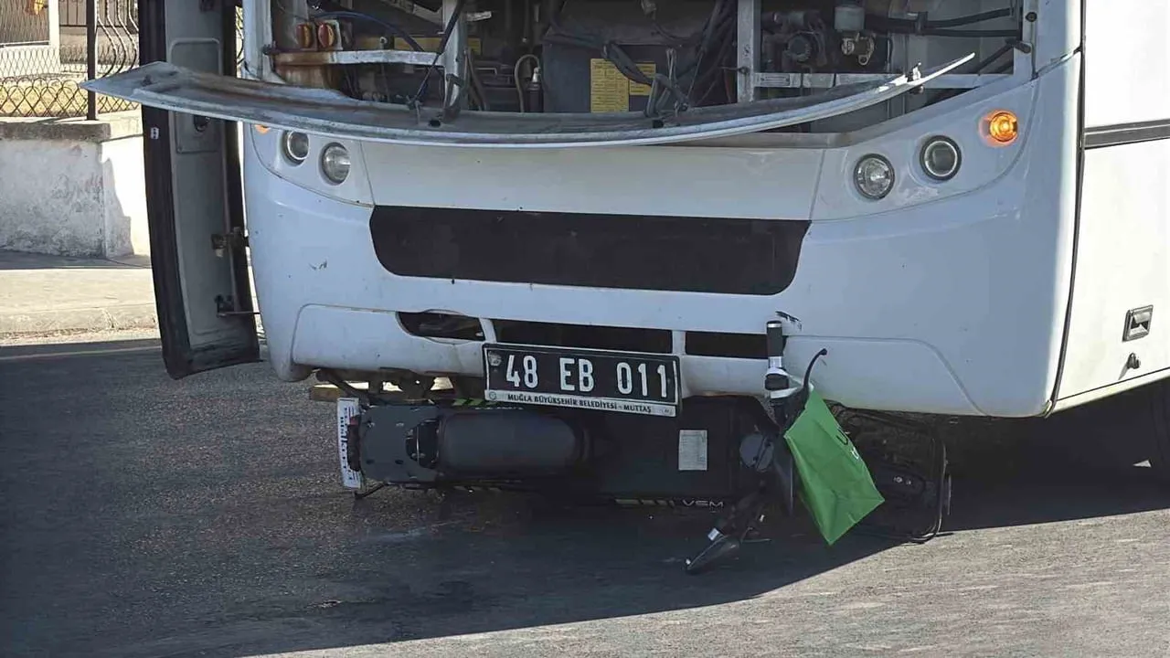 MUĞLA’NIN MENTEŞE İLÇESİNDE MUTTAŞ’A AİT YOLCU OTOBÜSÜ İLE ELEKTRİKLİ BİSİKLETİN KARIŞTIĞI KAZADA...
