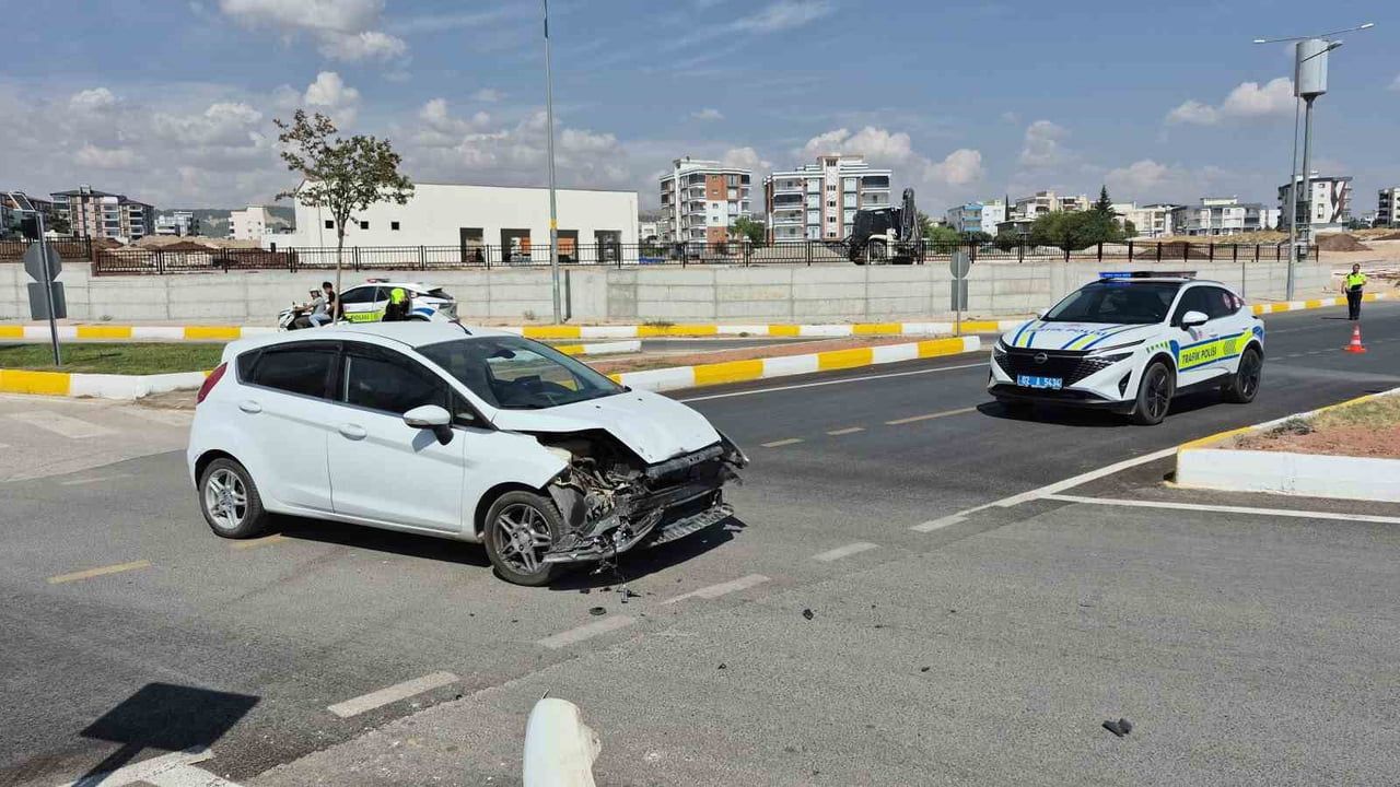 ADIYAMAN’DA İKİ OTOMOBİLİN ÇARPIŞMASI SONUCU MEYDANA GELEN TRAFİK KAZASINDA 3 KİŞİ...