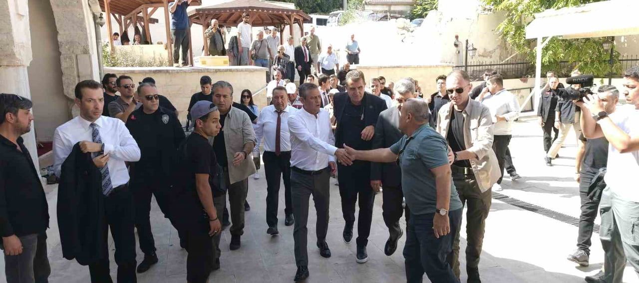 ÖZGÜR ÖZEL SİLİFKE’DE CUMA NAMAZI KILIP PARTİLİLERE SESLENDİ