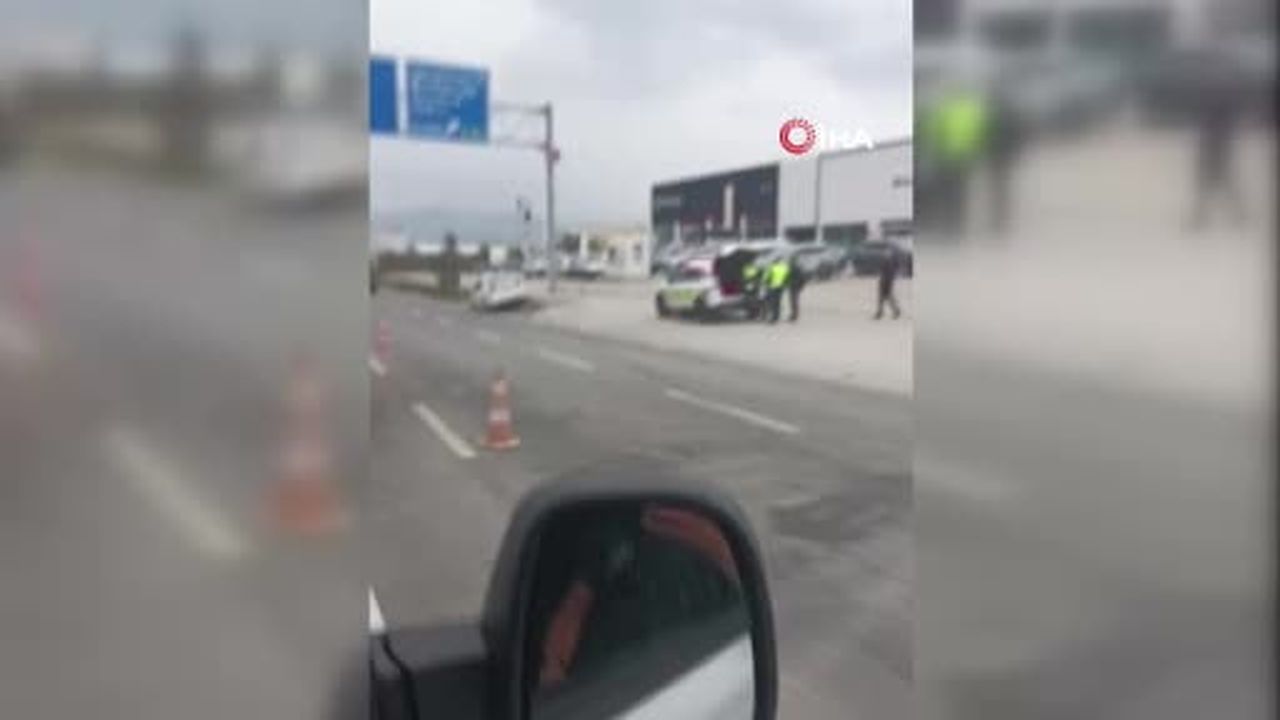 Balıkesir'de otomobil ile çarpışan motosikletli hayatını kaybetti... Feci kaza kamerada