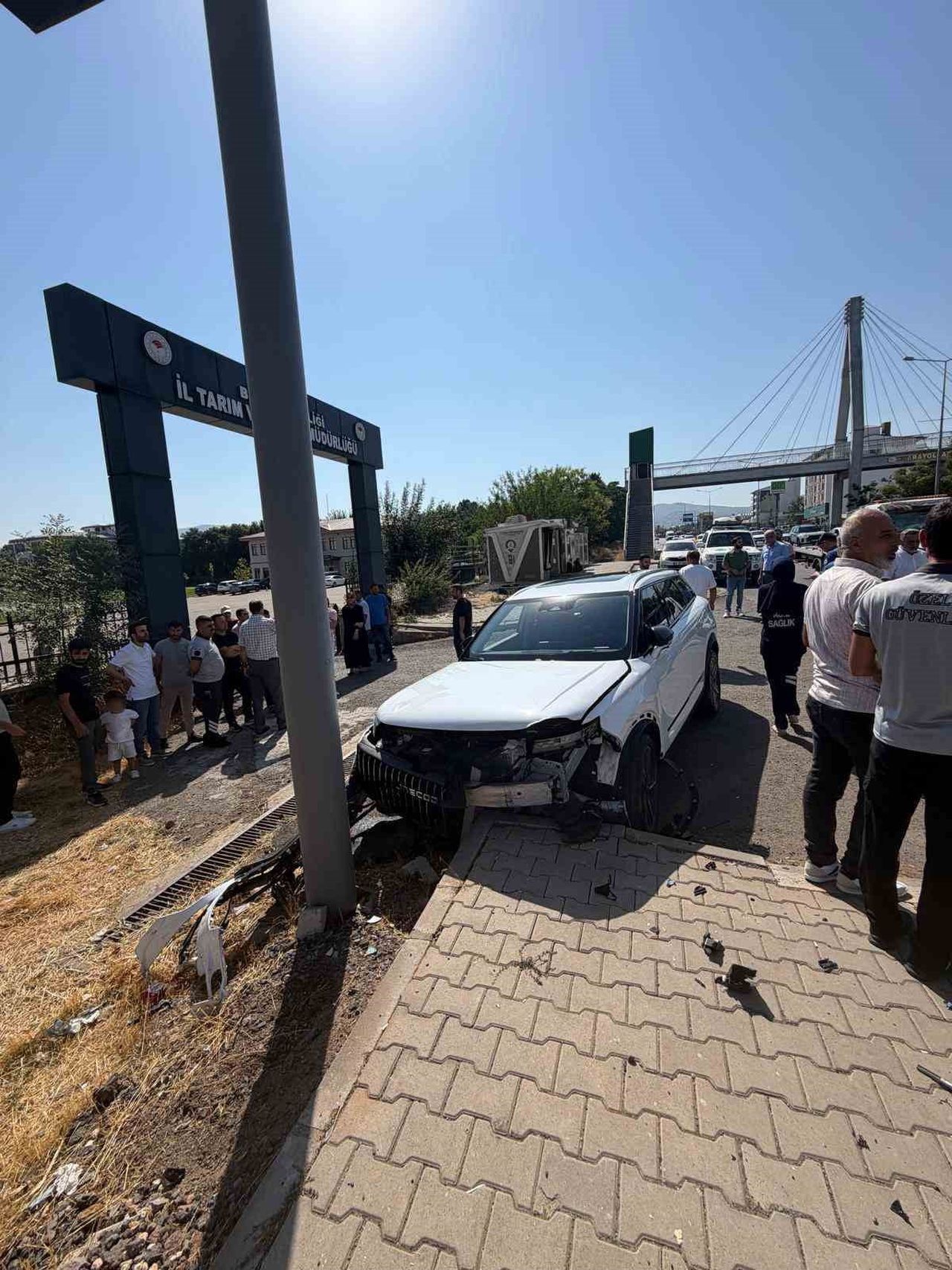 BİNGÖL’DE İKİ OTOMOBİLİN ÇARPIŞMASI SONUCU MEYDAN GELEN KAZADA, 4 KİŞİ YARALANDI