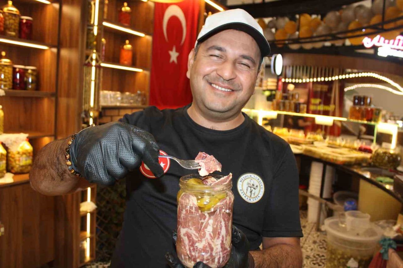 KAYSERİ'DE YILLARDIR FARKLI ÜRÜNLERDEN TURŞU YAPAN TURŞUCU ŞERAFETTİN KAYA, MÜŞTERİLERİNDEN GELEN...