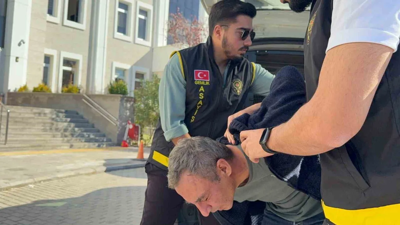BURSA'NIN GEMLİK İLÇESİNDE YAŞLI KARI KOCANIN EVLERİNDE ÖLDÜRÜLMESİYLE İLGİLİ GÖZALTINA ALINAN 46...