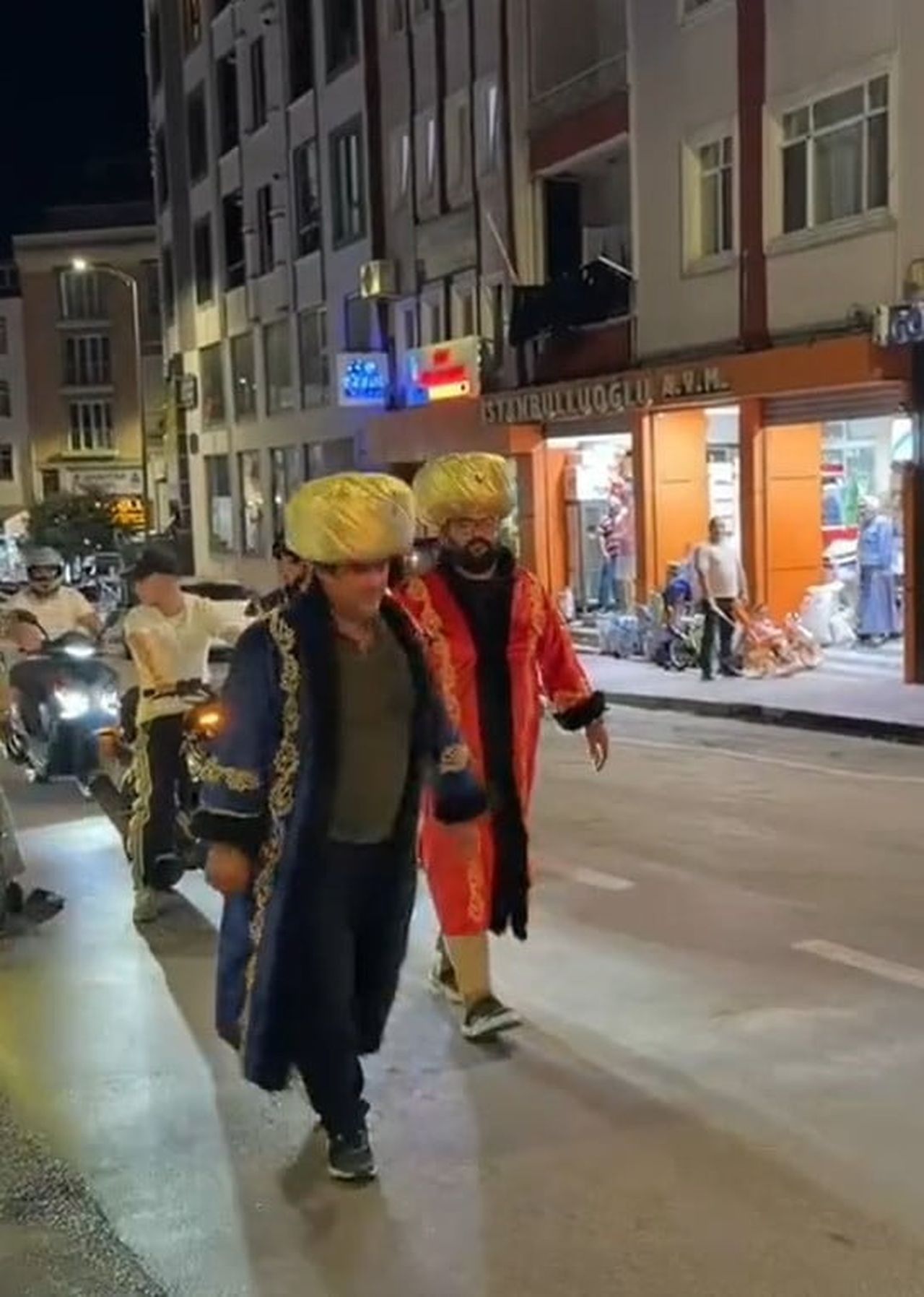 SİNOP’UN GERZE İLÇESİNDE PADİŞAH KOSTÜMÜ GİYEN İKİ KİŞİNİN MEHTER MARŞI EŞLİĞİNDE CADDELERDE...