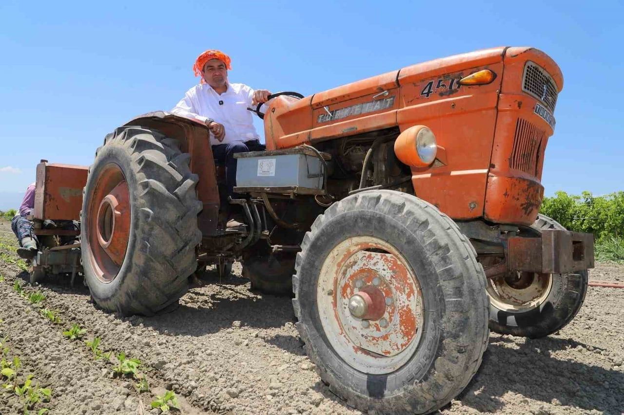 SARUHANLI BELEDİYE BAŞKANI EKREM CILLI, ÜZÜM HASADI SIRASINDA ELİNİ MAKİNEYE KAPTIRARAK...