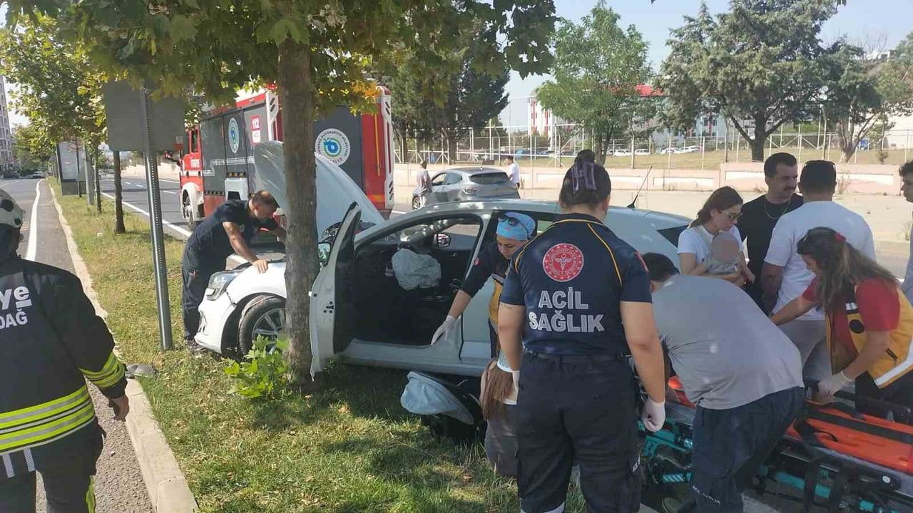 U DÖNÜŞÜ YAPAN OTOMOBİLİN KALDIRIMA ÇIKTIĞI ANLAR KAMERADA