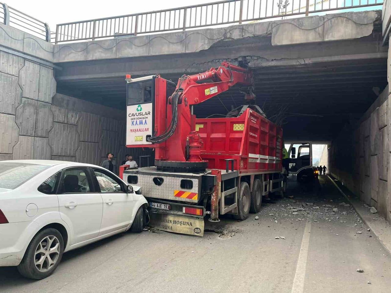 VİNÇ KÖPRÜYE OTOMOBİL VİNÇE ÇARPTI: 4 YARALI