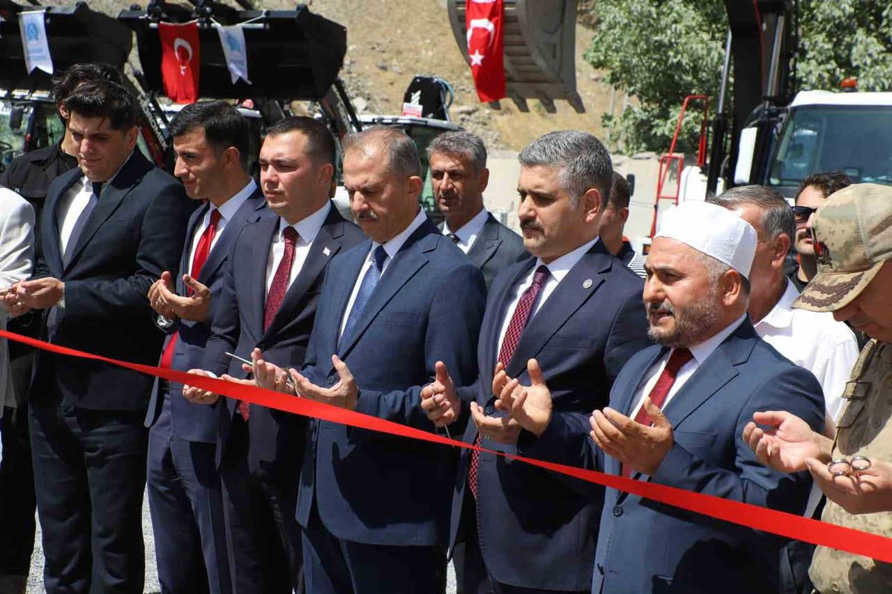 HAKKÂRİ İL ÖZEL İDARESİ TARAFINDAN ALINAN ARAÇ VE İŞ MAKİNELERİ, HAKKÂRİ-ÇUKURCA KARAYOLU ÜZERİNDE...