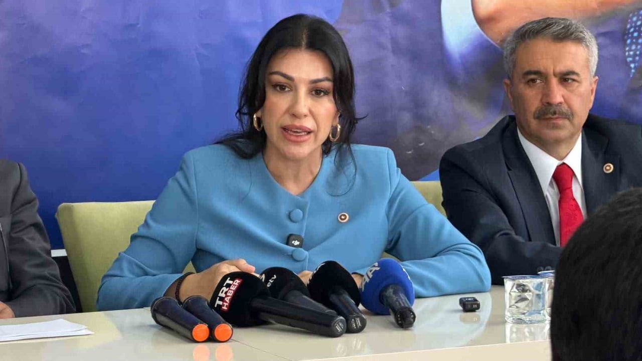 ÇEVRE VE ŞEHİRCİLİK POLİTİKALARI BAŞKANI NİLHAN AYAN, KONUŞMA YAPTI.