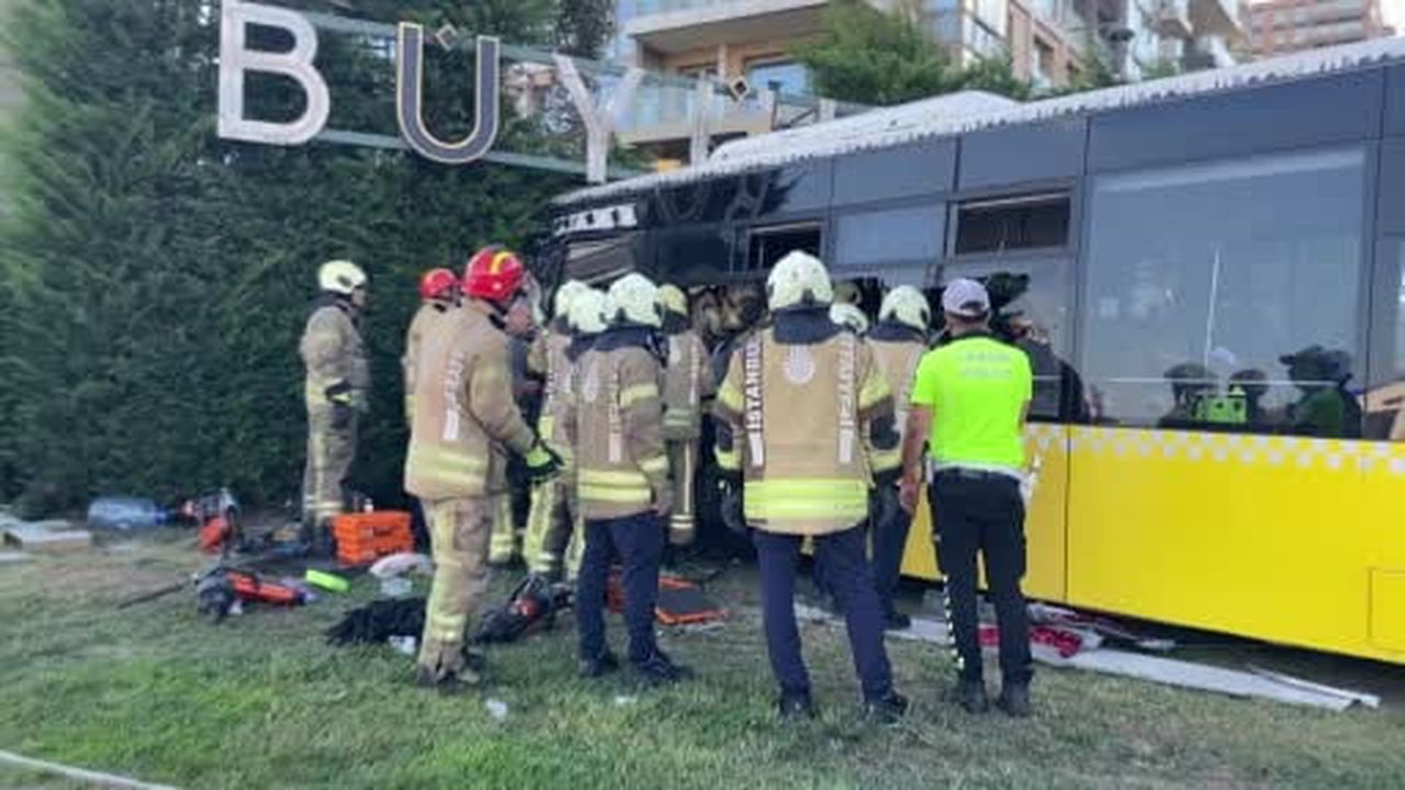 Zeytinburnu Sahil Yolu’nda sürücüsünün direksiyon hakimiyetini kaybettiği İETT otobüsü yoldan...