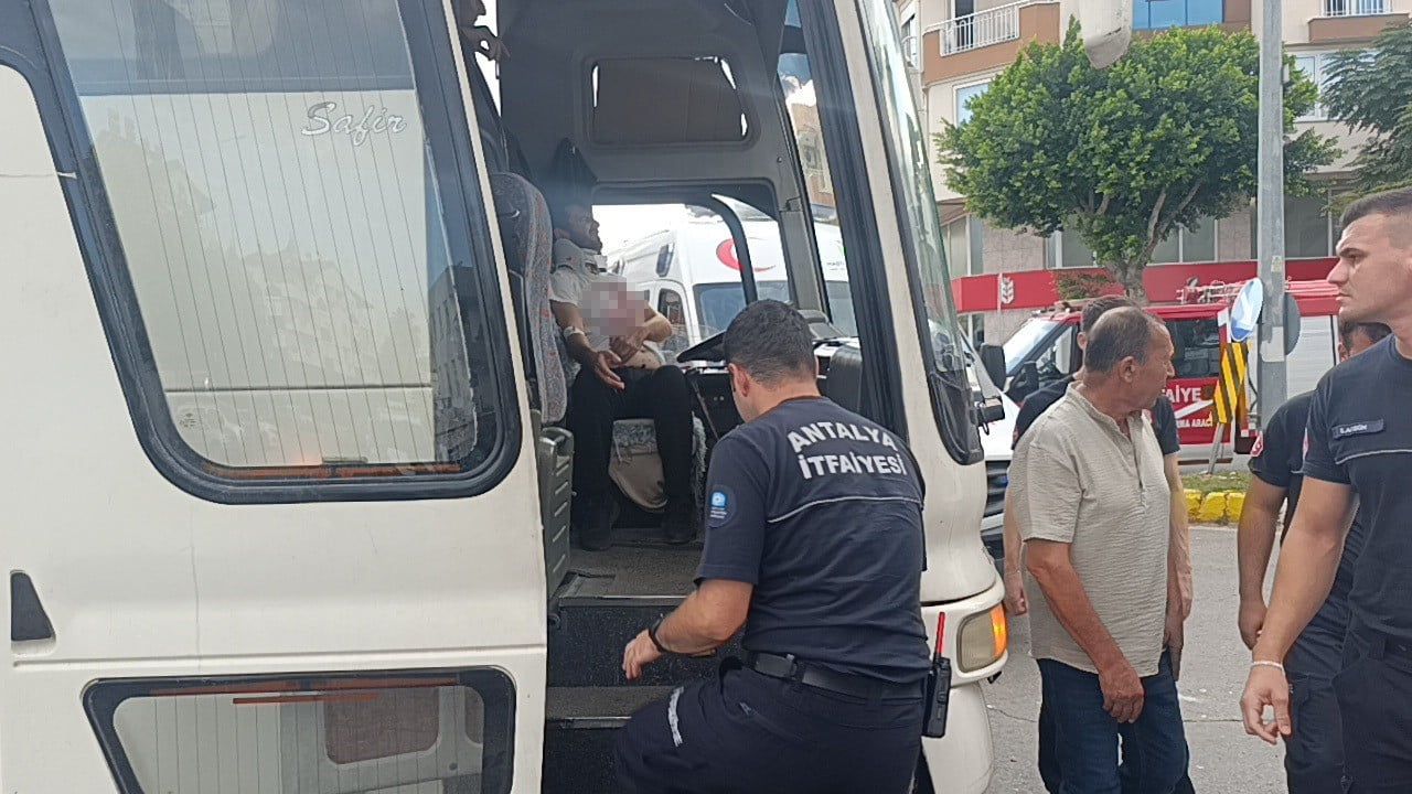 ANTALYA’NIN MANAVGAT İLÇESİNDE OTOBÜS İLE OTOMOBİLİN ÇARPIŞMASI SONUCU MEYDANA GELEN TRAFİK...