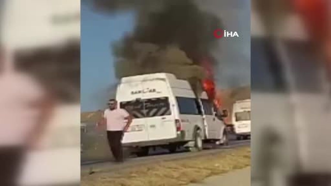 Başkentte ayrı noktalarda bir servis minibüsü ve otomobil yandı