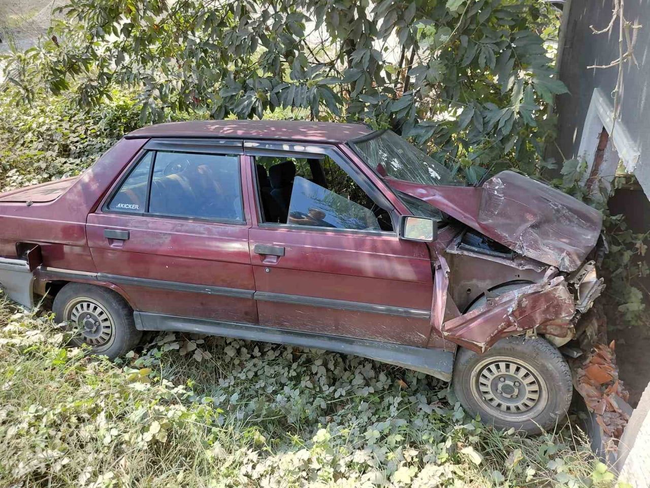 ZONGULDAK (İHA) - ZONGULDAK'IN ALAPLI İLÇESİNDE KONTROLDEN ÇIKAN OTOMOBİLİN YOL KENARINDAKİ BOŞ...