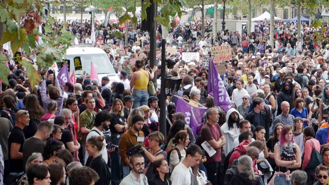 FRANSA'NIN BAŞKENTİ PARİS'TE BİNLERCE KİŞİ, POLİS VE JANDARMALARIN SİLAH KULLANMA YETKİLERİNE...