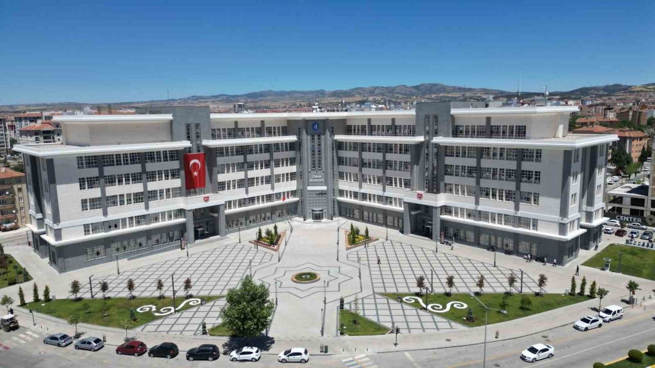 ÇORUM BELEDİYESİ, BAZI KİŞİLERİN BELEDİYE BAŞKAN YARDIMCILARININ İSMİNİ KULLANARAK VATANDAŞLARDAN...