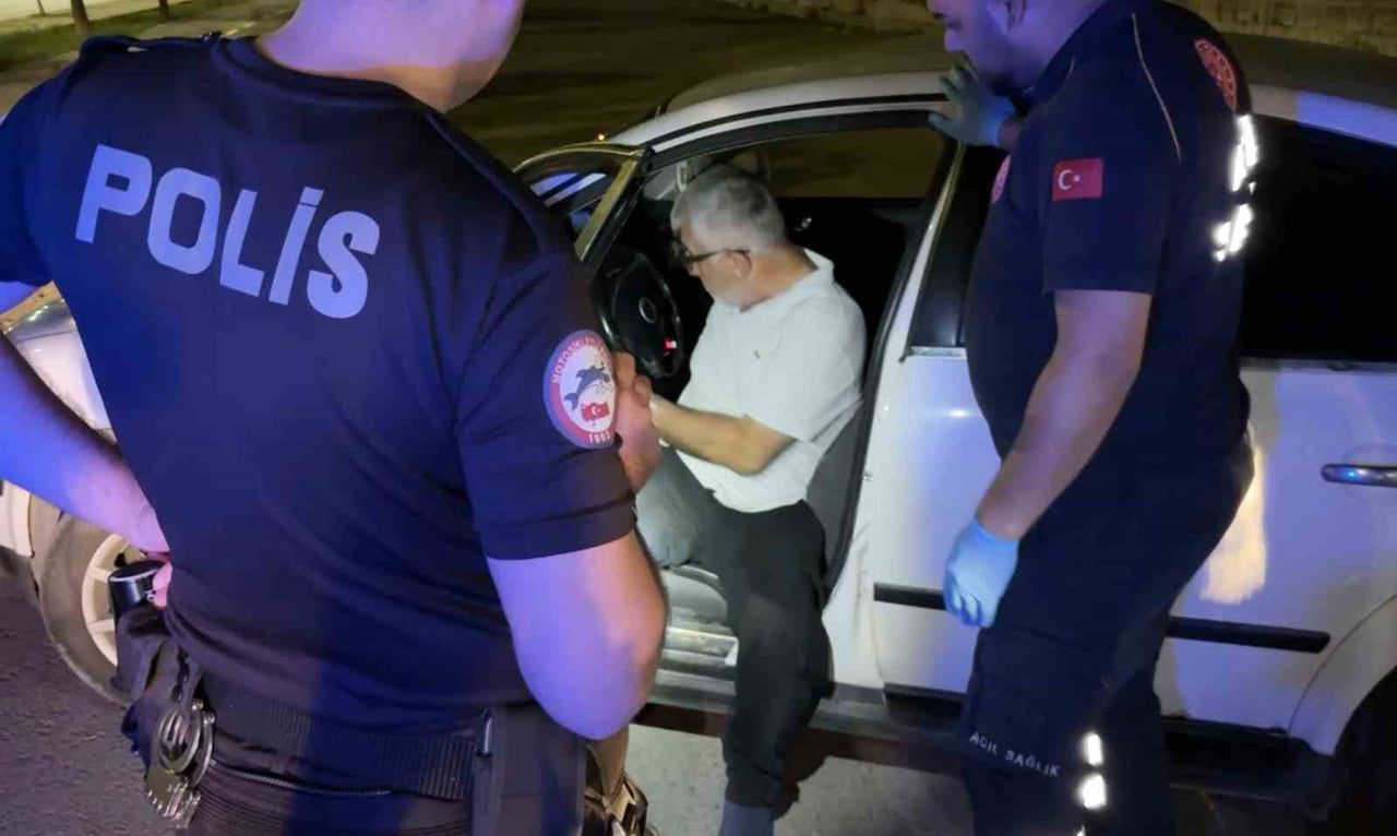 AKSARAY'DA SEYİR HALİNDEYKEN ARACIYLA YOL ORTASINDA DURUN İLGİNÇ BİR ŞEKİLDE SIZIP KALAN SÜRÜCÜ...