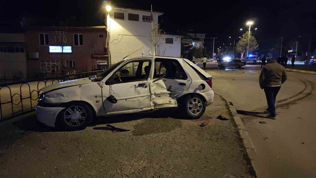 ISPARTA'NIN YALVAÇ İLÇESİNDE İKİ OTOMOBİLİN ÇARPIŞMASI SONUCU 3 KİŞİ YARALANDI. KAZA ANI GÜVENLİK...