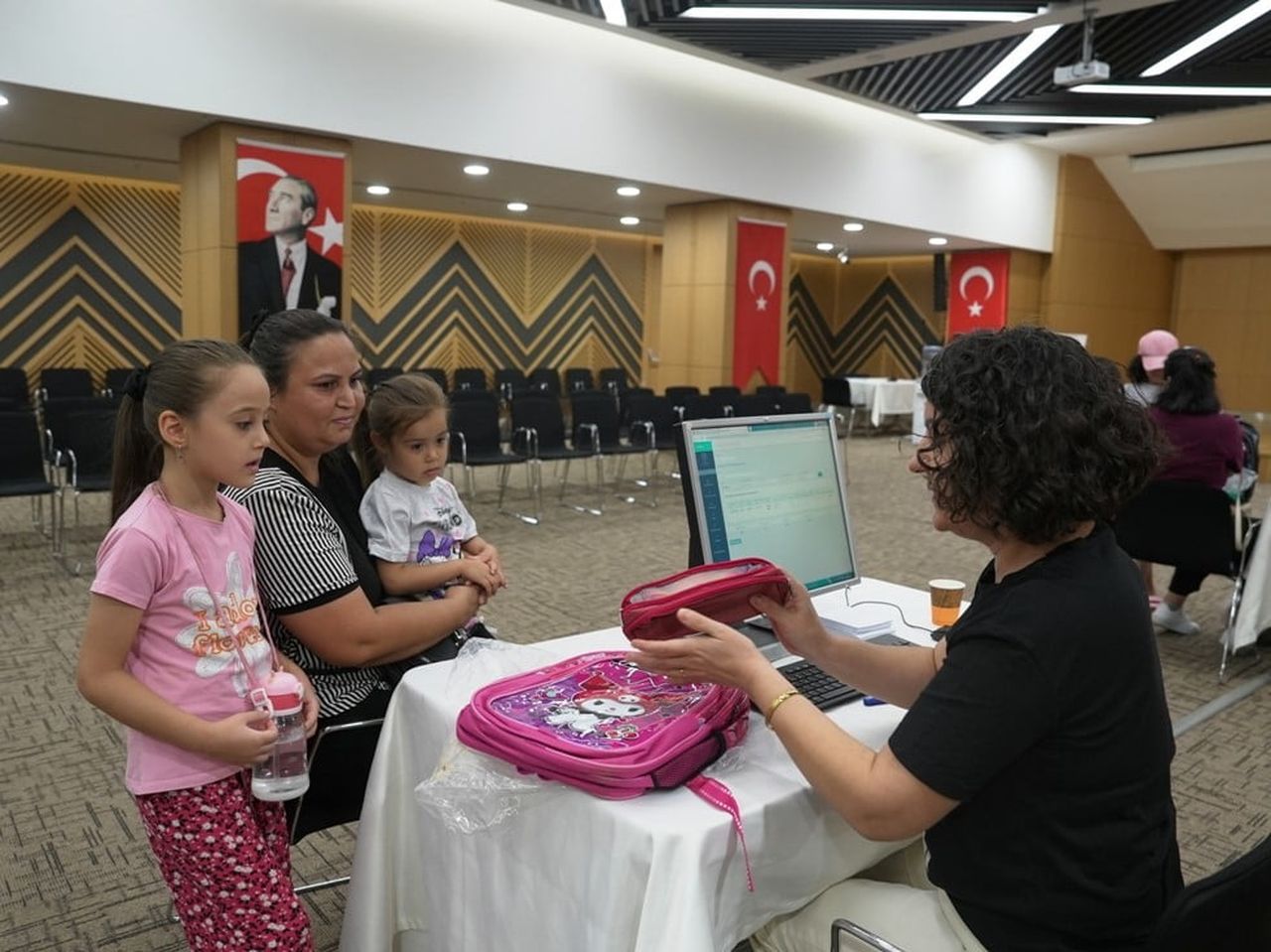 DENİZLİ BÜYÜKŞEHİR BELEDİYESİ, EĞİTİMDE FIRSAT EŞİTLİĞİ İLKESİYLE İLKOKULA BAŞLAYACAK ÖĞRENCİLERE...