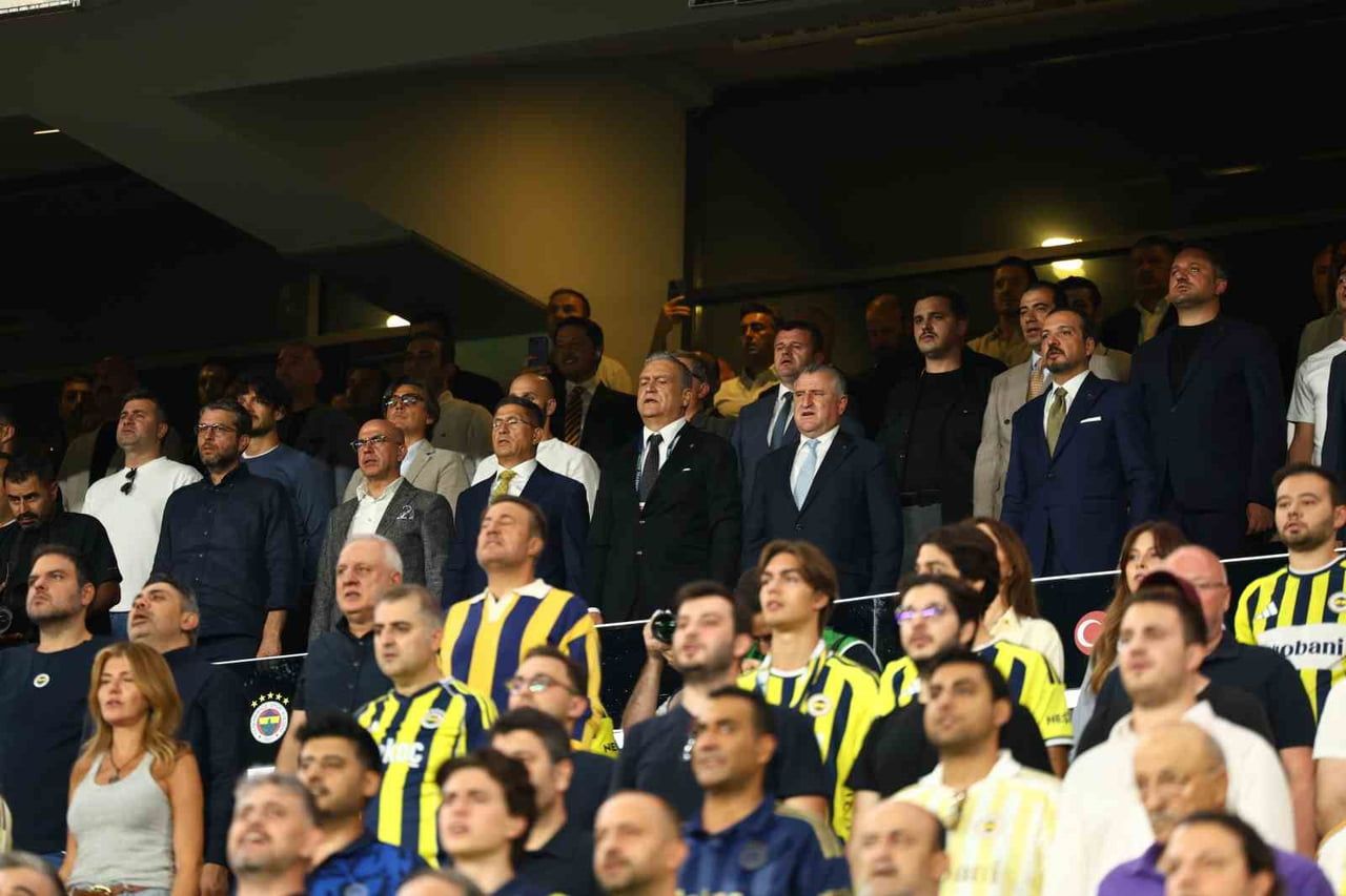 GENÇLİK VE SPOR BAKANI OSMAN AŞKIN BAK, FENERBAHÇE - BEŞİKTAŞ DERBİSİNİ STADYUMDAN TAKİP...